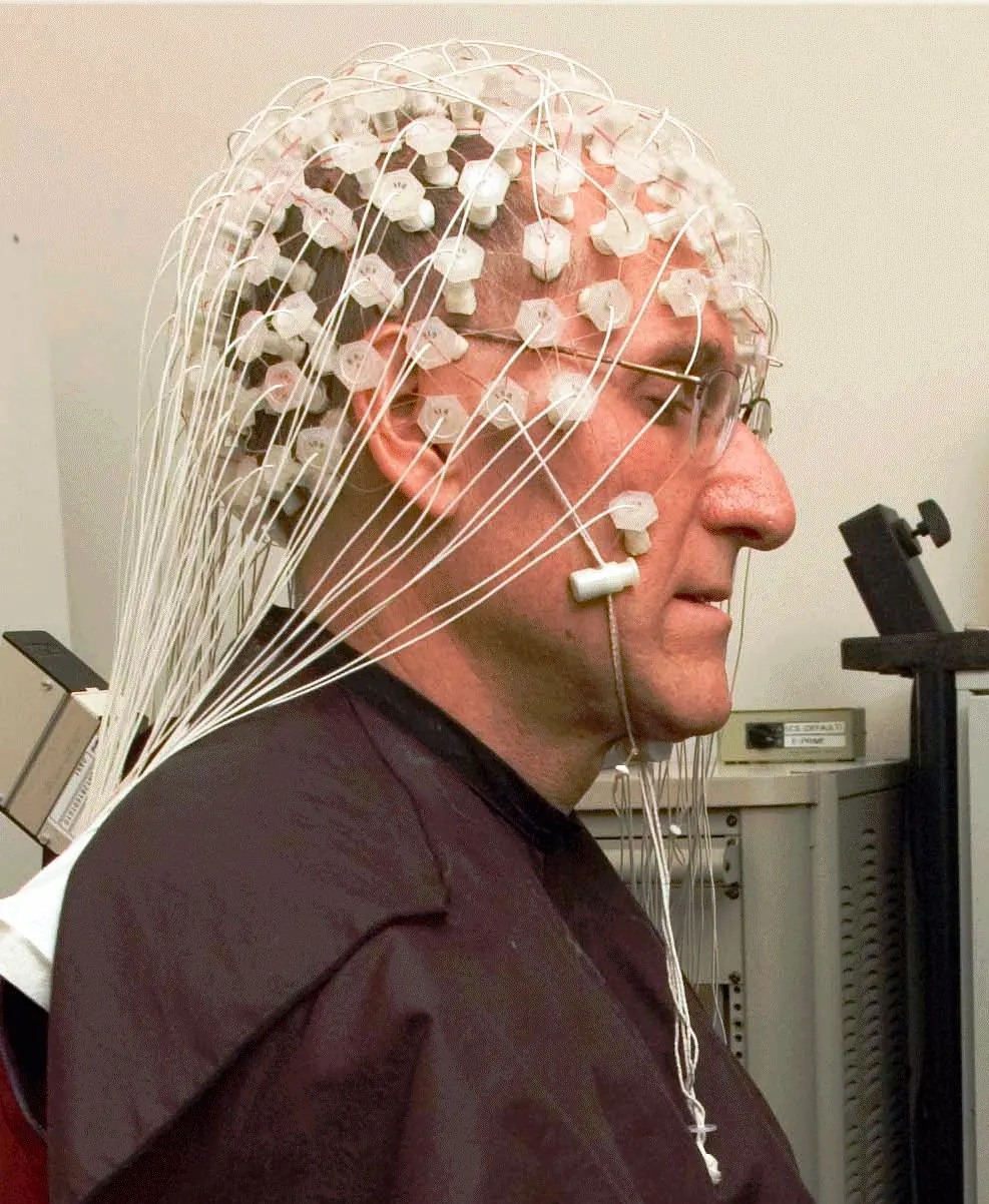 Practicante con EEG de alta densidad
